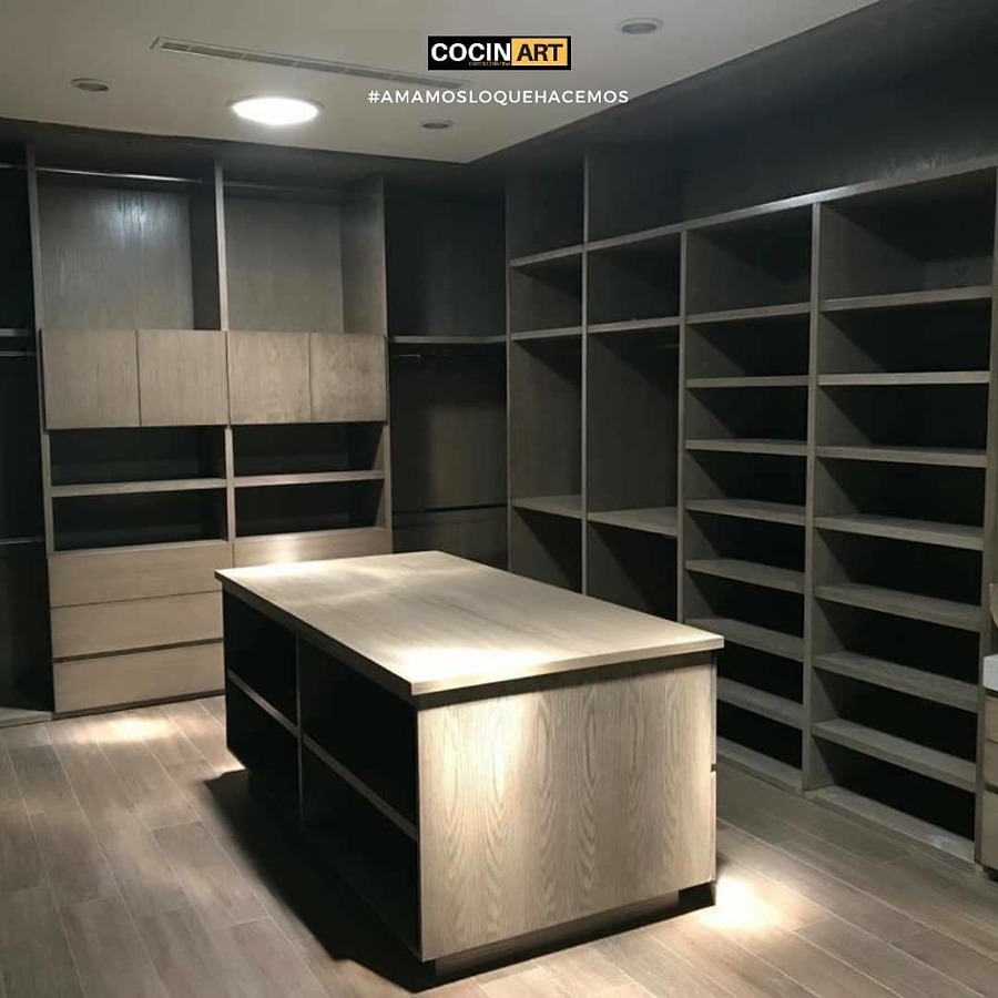 Closet con mesa central