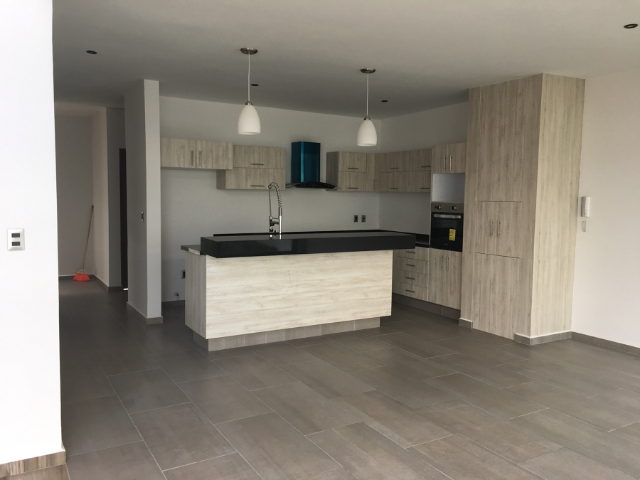 Cocina con Torre de hornos, Montaplatos al family room y periquera desayunador