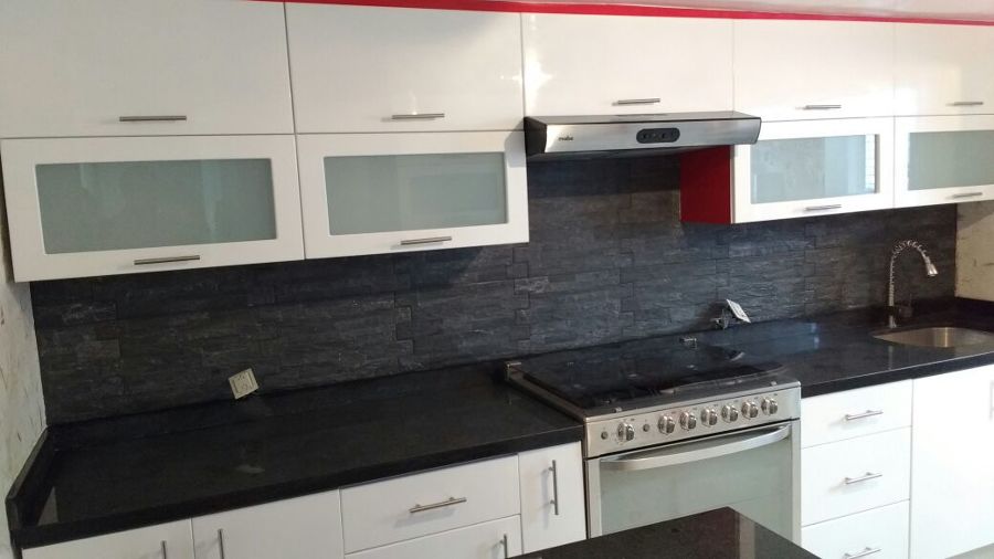 Cocina fabricada con puertas al alto brillo con cubierta de granito