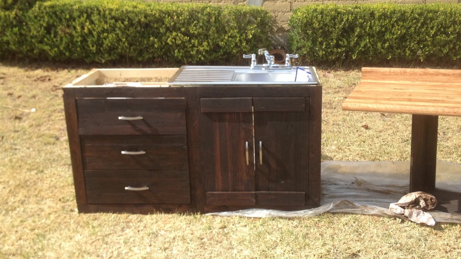 Cocina integral de tarimas recicladas