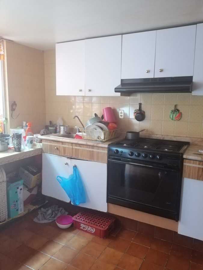 Cocina y alacenas viejas