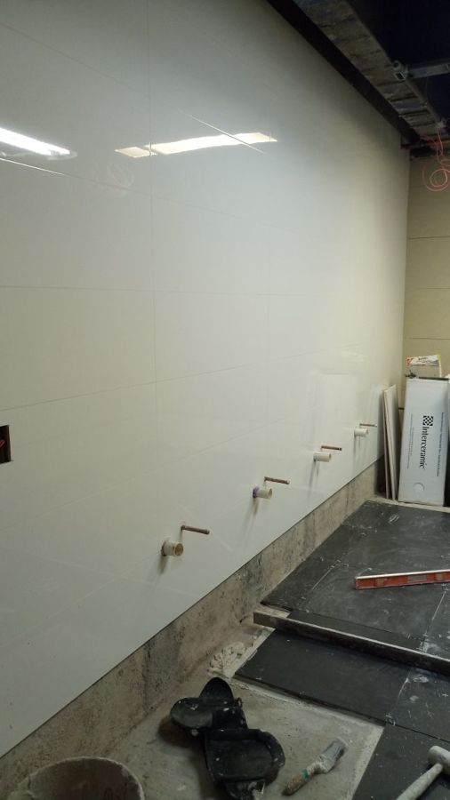 Colocación de azulejo en área de lavamanos
