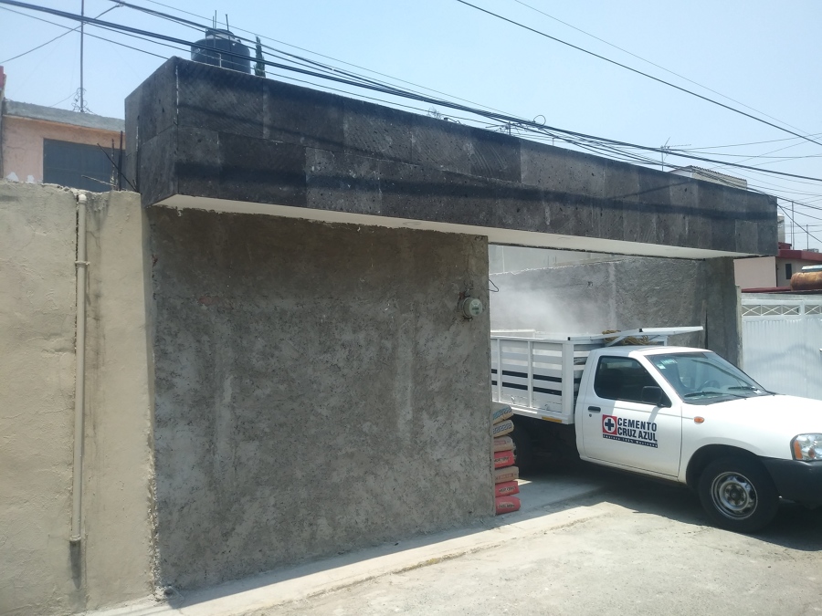 Colocación de cantera negra en marquesina