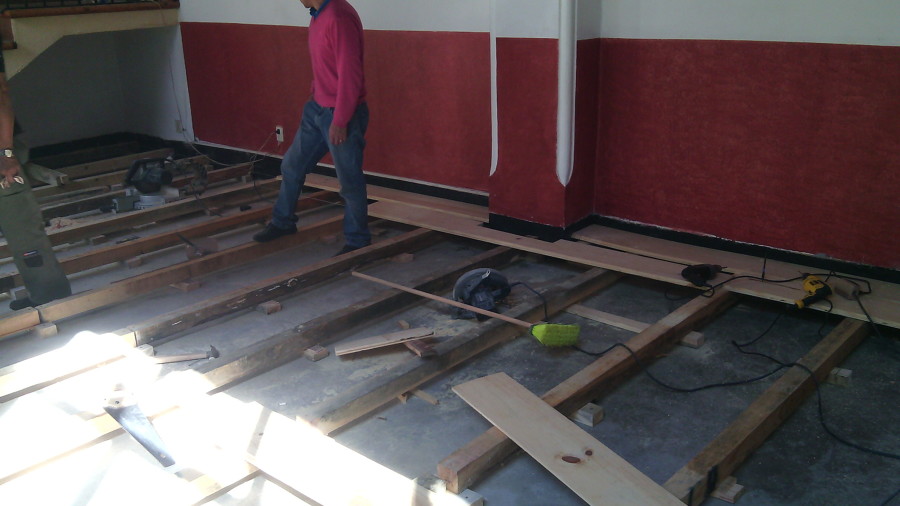 COLOCACIÓN DE DUELA SOBRE LOS BARROTES PARA NIVELAR