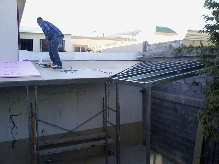 Colocación de estructura para el área de gimnasio