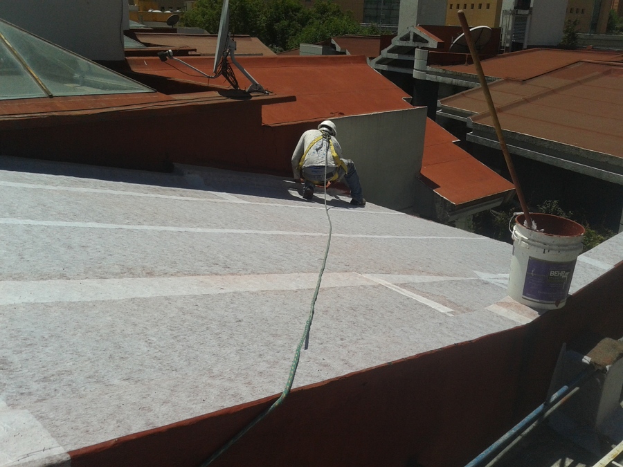 colocación de la membrana con sellador 5 x 1 sobre la loza a impermeabilizar