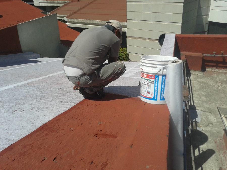 Colocación de la membrana con sellador 5 x 1 sobre la loza a impermeabilizar.