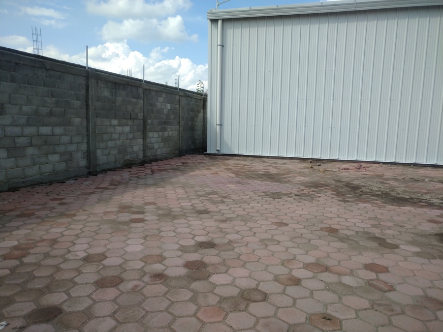 colocación de piso de adoquín