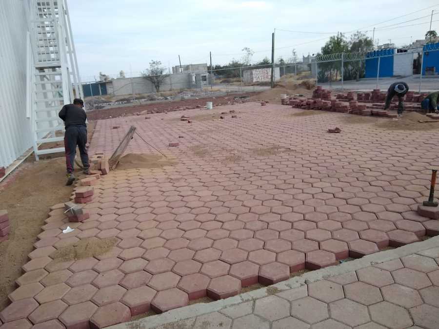 colocación de piso de adoquín