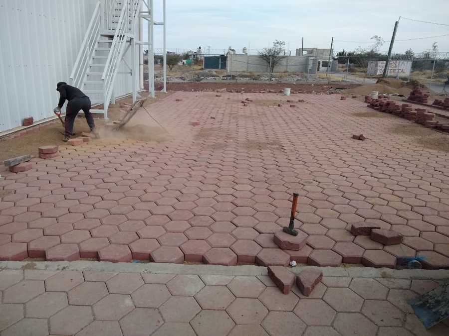 colocación de piso de adoquín