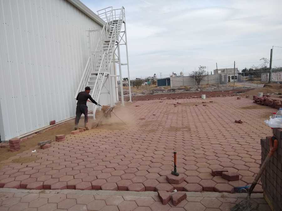 colocación de piso de adoquín
