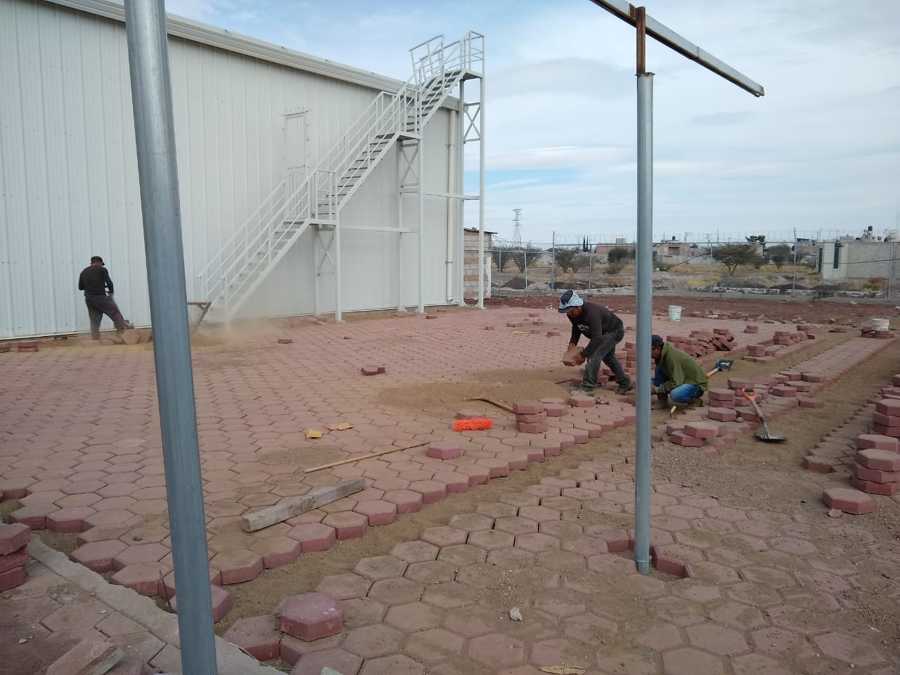 colocación de piso de adoquín