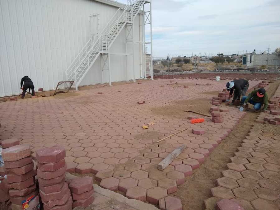 colocación de piso de adoquín