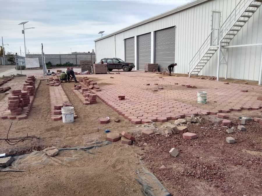 colocación de piso de adoquín