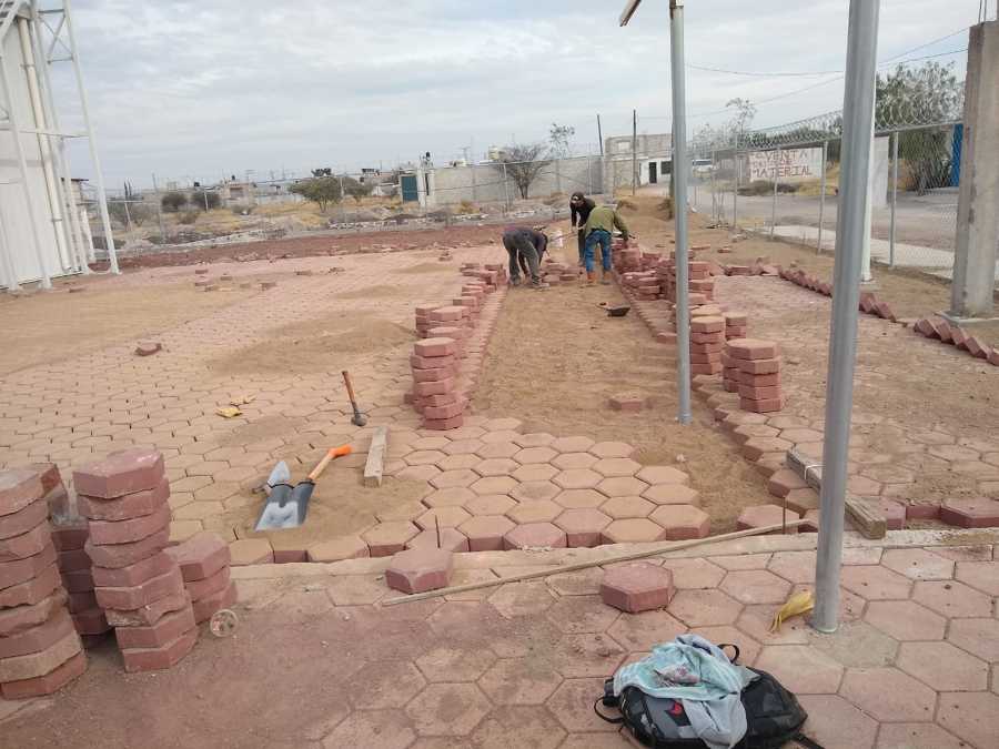 colocación de piso de adoquín