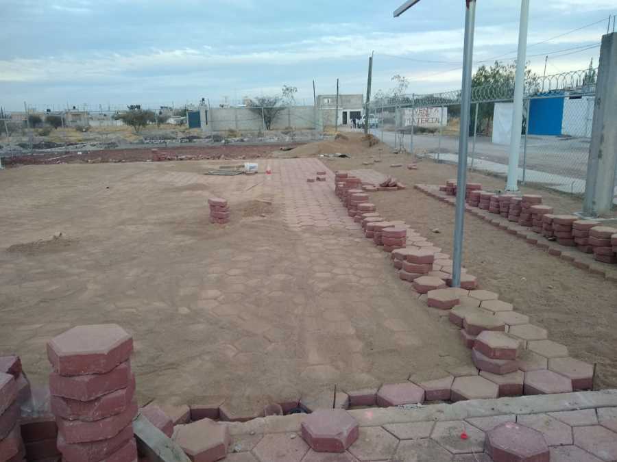 colocación de piso de adoquín