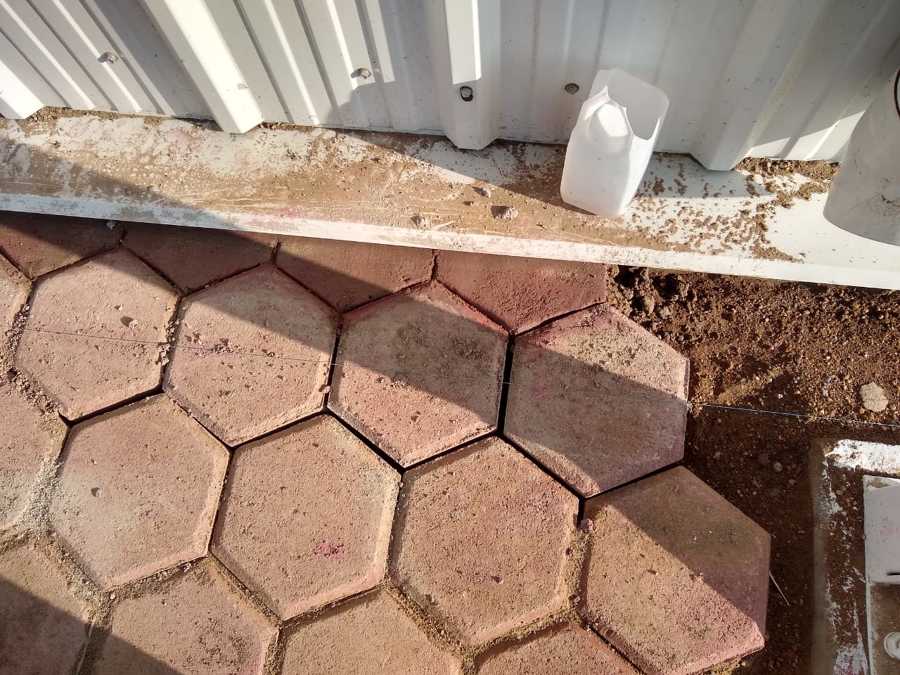 colocación de piso de adoquín