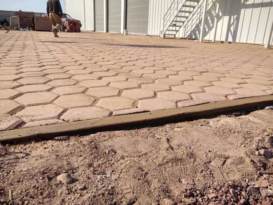 colocación de piso de adoquín
