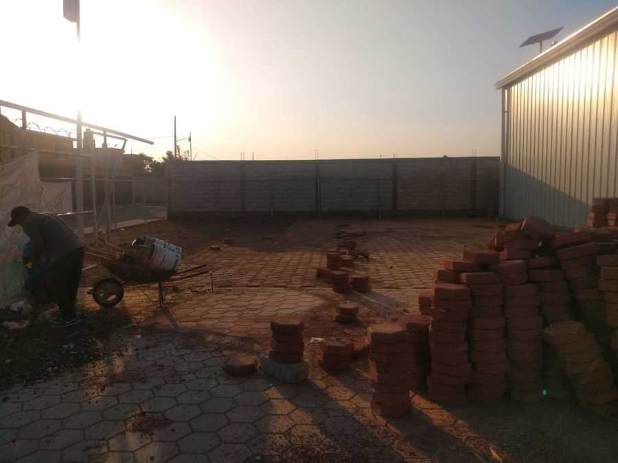 colocación de piso de adoquín