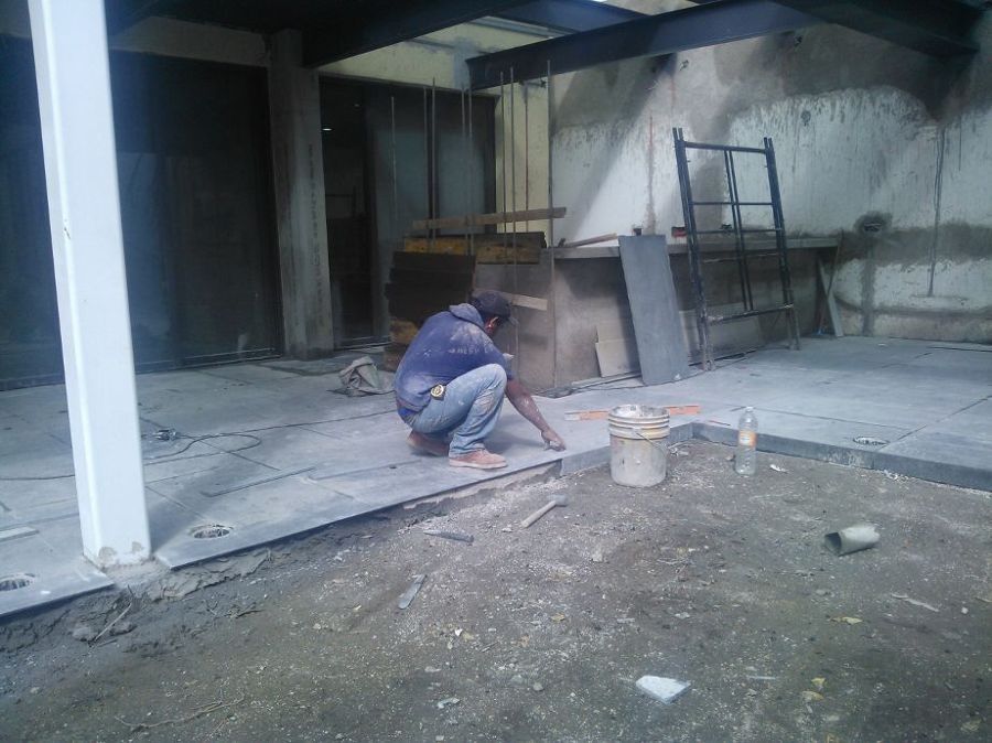 Colocación de piso en pasillo