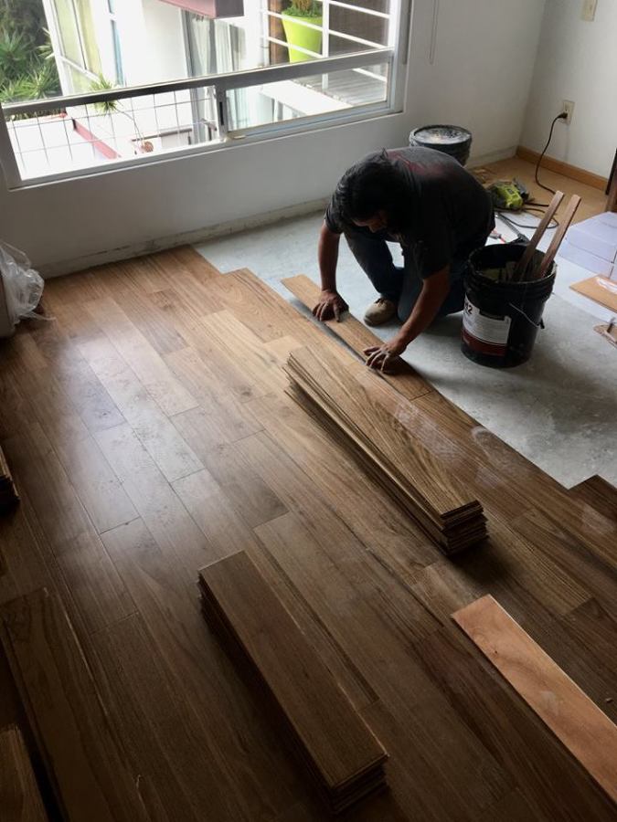 Colocación de piso nuevo en habitación