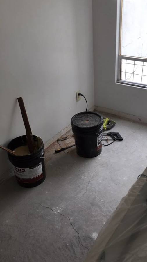 Colocación de piso nuevo en habitación