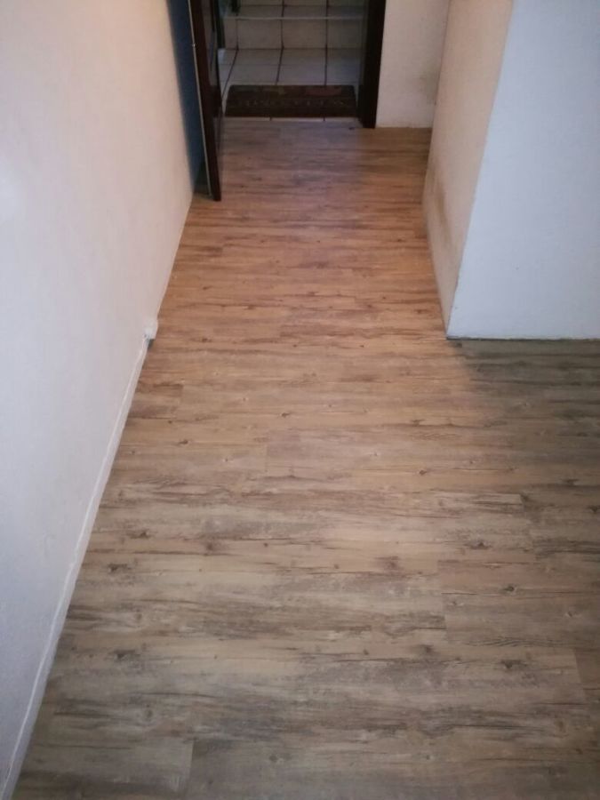 Colocación de piso vinilico Glue Down, color avellana de 3 mm marca LALUR