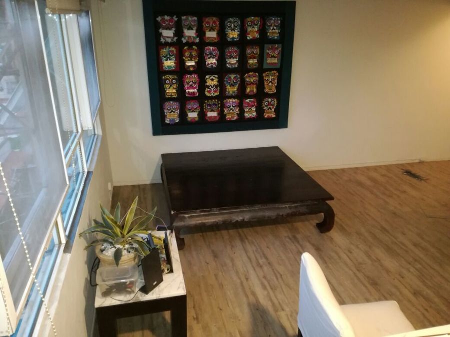 Colocación de piso vinilico Glue Down, color avellana de 3 mm marca LALUR