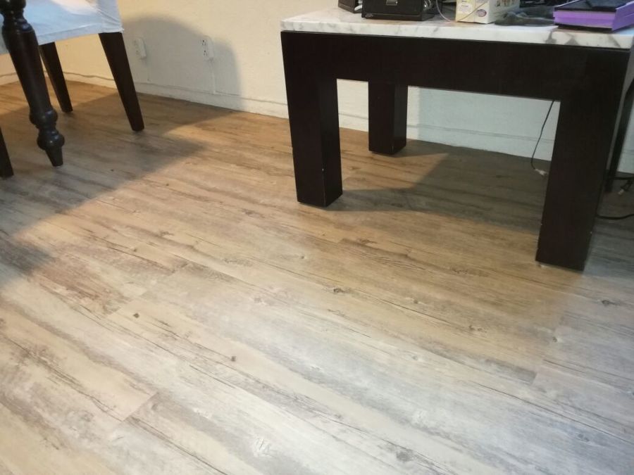 Colocación de piso vinilico Glue Down, color avellana de 3 mm marca LALUR