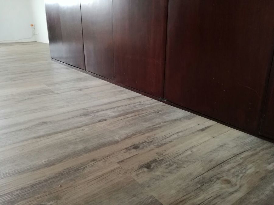 Colocación de piso vinilico Glue Down, color avellana de 3 mm marca LALUR
