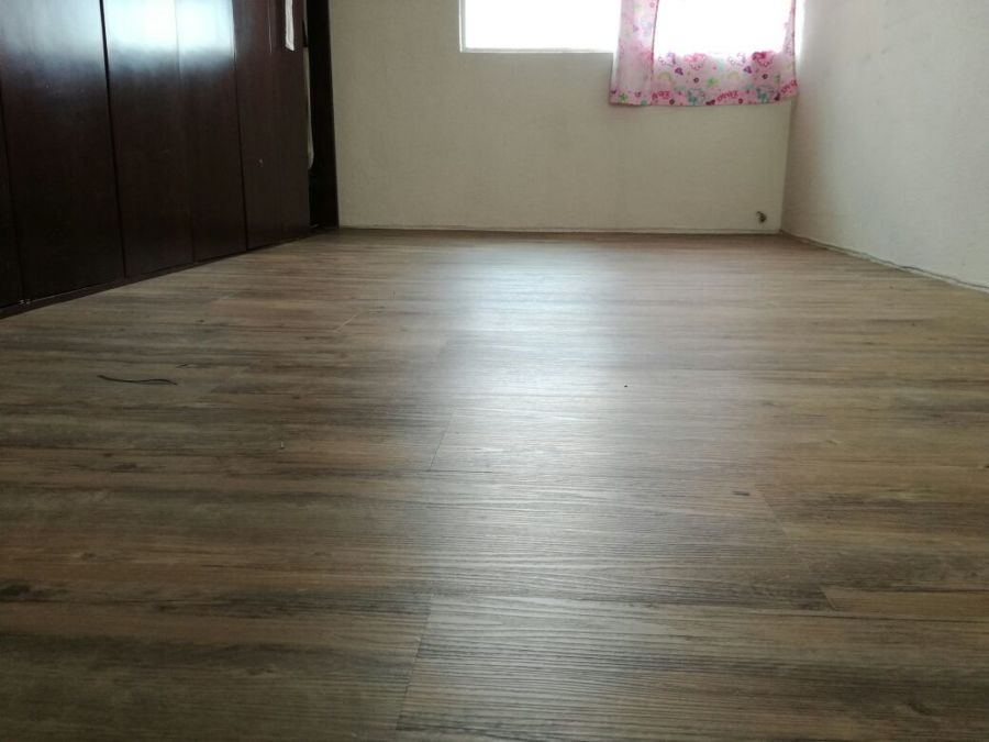 Colocación de piso vinilico Glue Down, color avellana de 3 mm marca LALUR