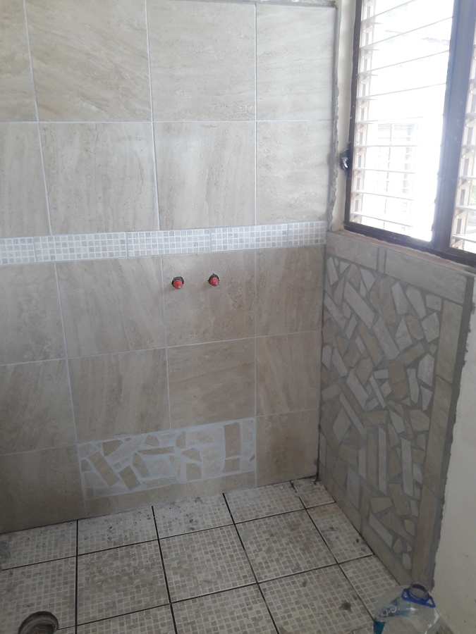 Colocación de piso y azulejo en baño dividido "B".