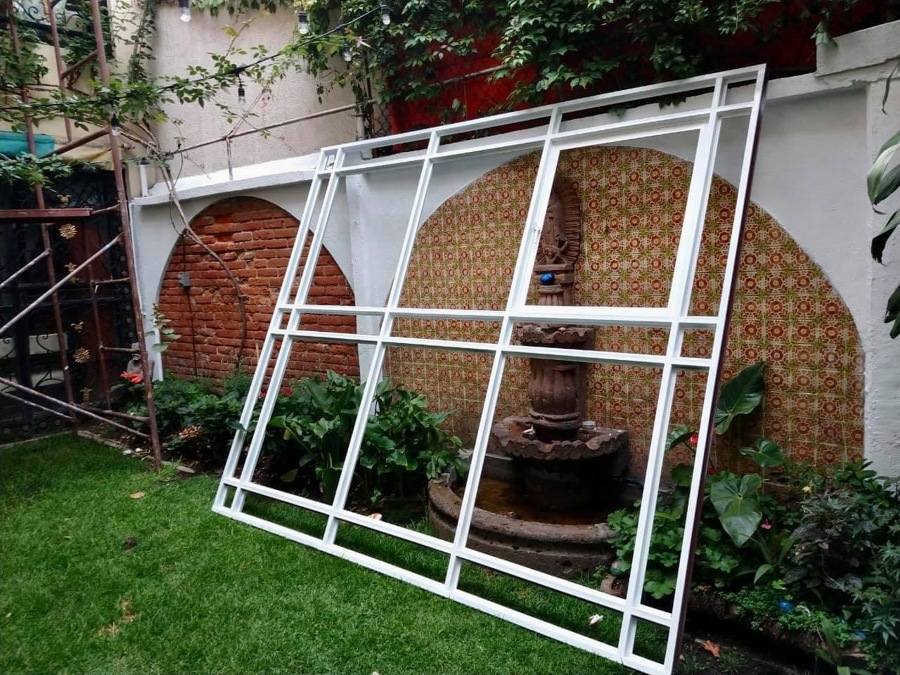 Colocación de ventana de herrería