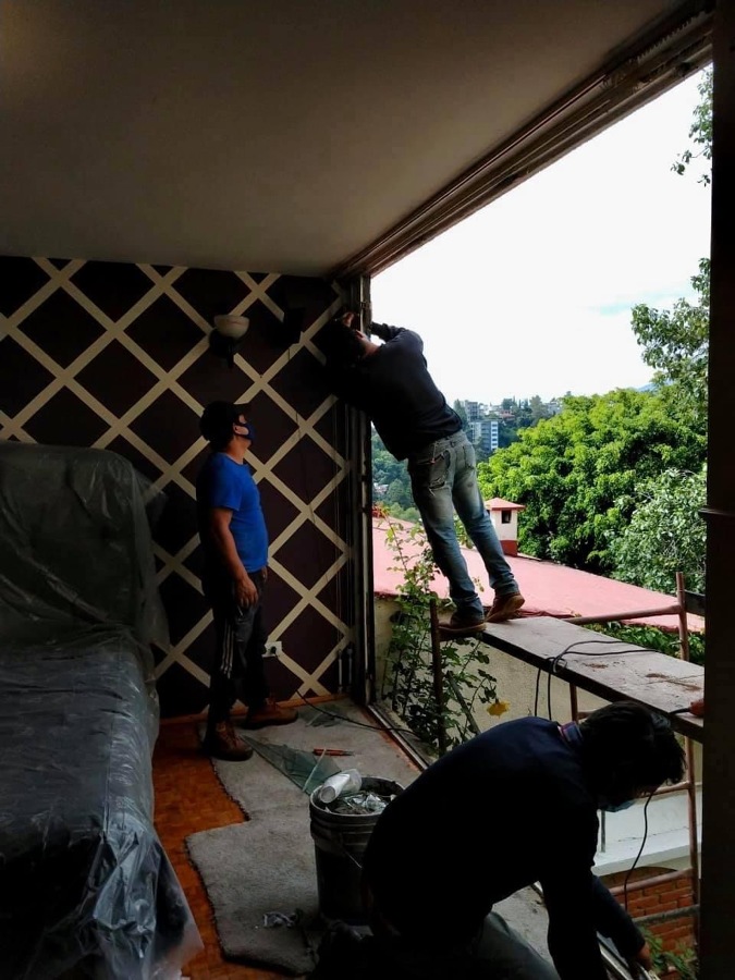 Colocación de ventana de herrería