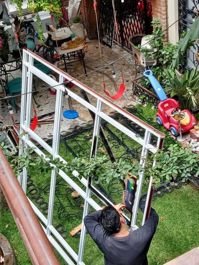 Colocación de ventana de herrería