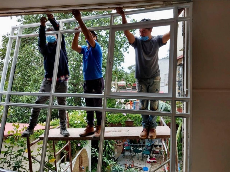 Colocación de ventana de herrería
