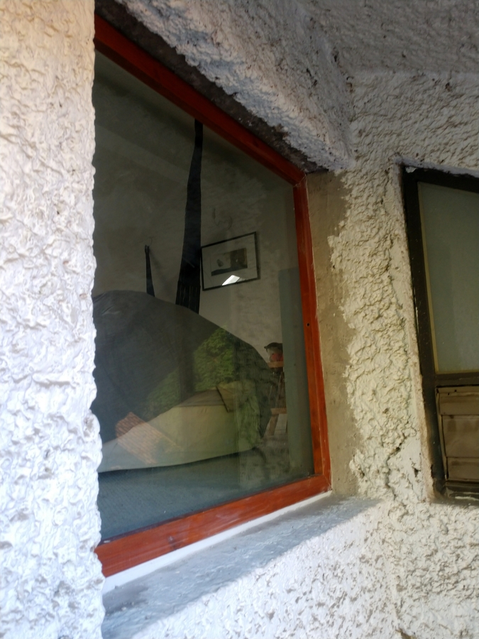 Colocación de ventana de seguridad con marco de madera