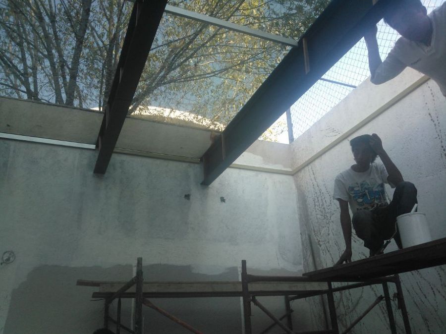 Colocación de vidrio en pérgola