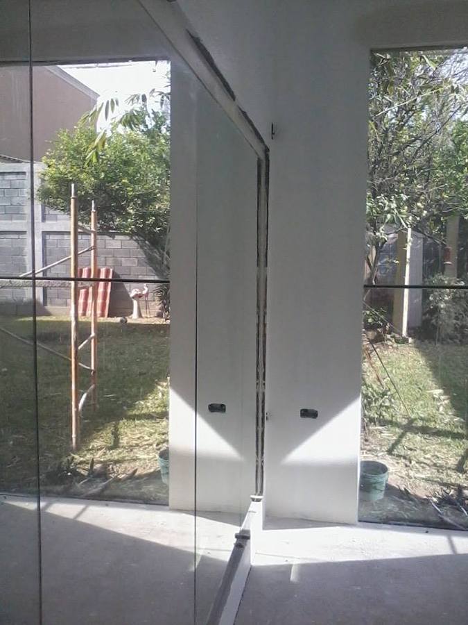 Colocación de vidrio para fachada del gimnasio