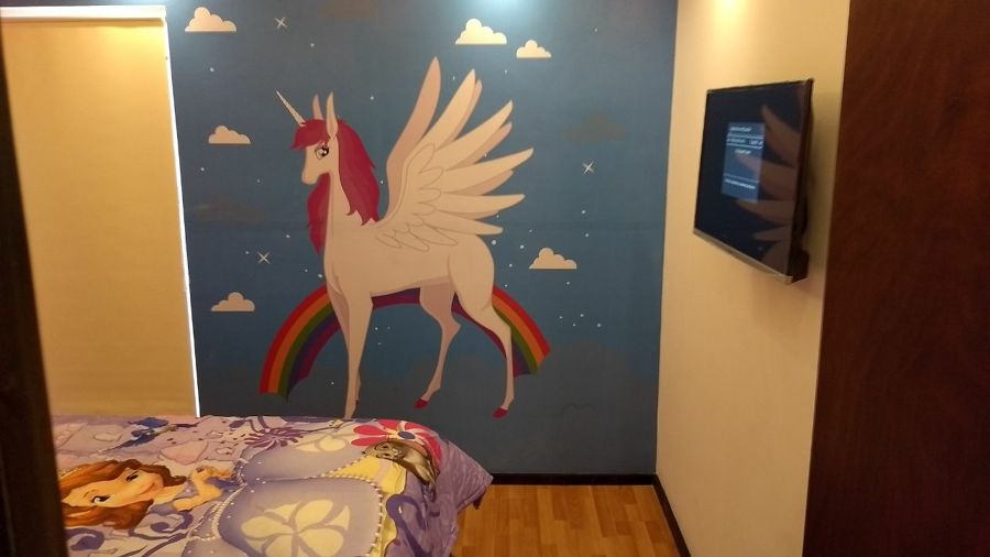 colocación de vinilo según diseño de cliente en cuarto de niña