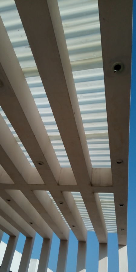Columnas cubiertas con. Lámina de policarbonato