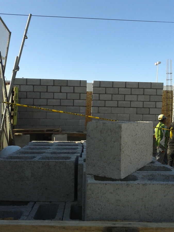 Comenzando construcción de barda