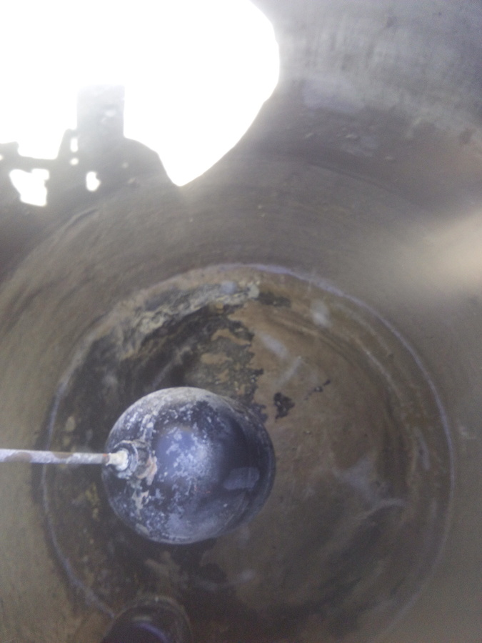 Con el depósito totalmente vacío se procede a lavar el depósito