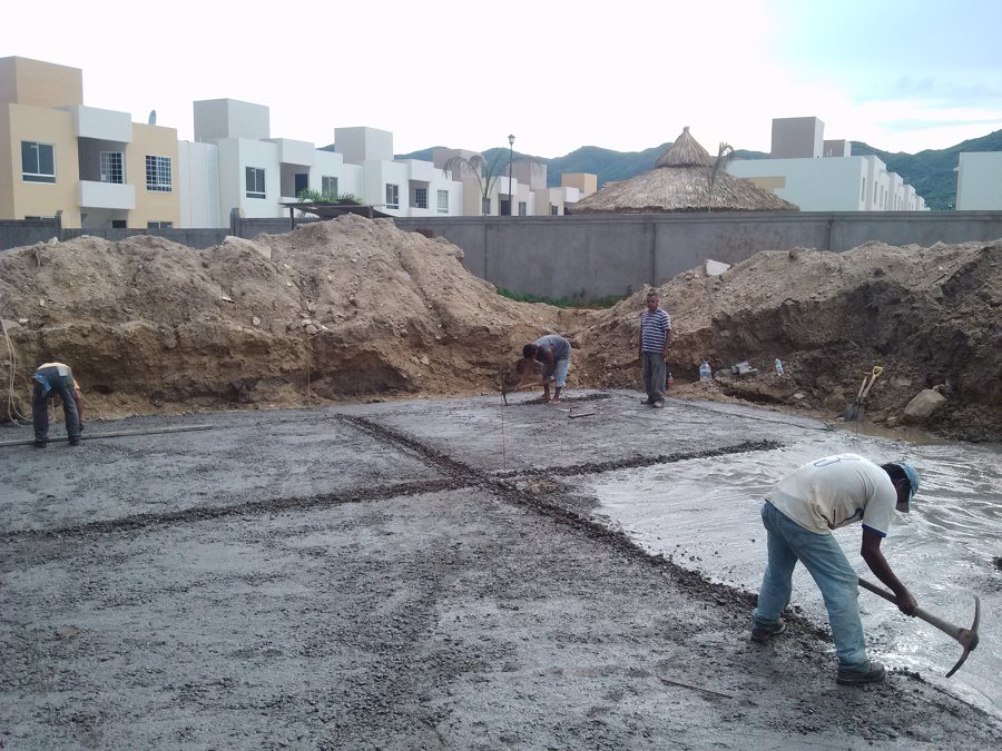 Construcción de alberca y área de asoleaderos