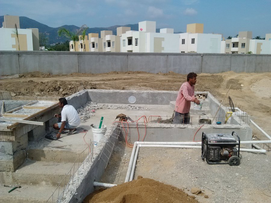 Construcción de alberca y área de asoleaderos