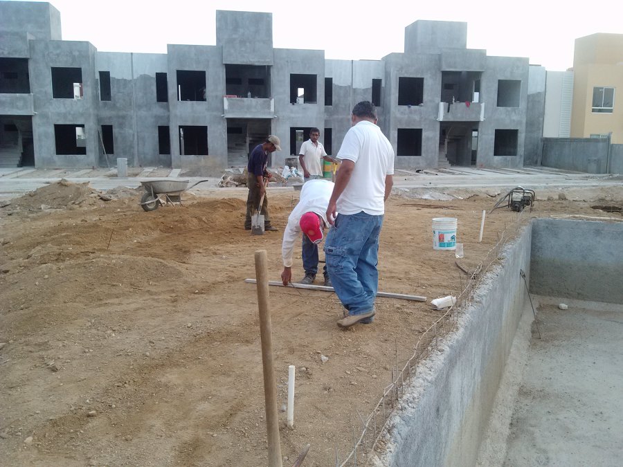 Construcción de alberca y área de asoleaderos