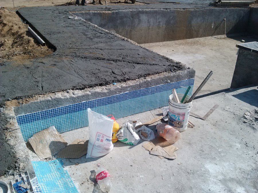 Construcción de alberca y área de asoleaderos