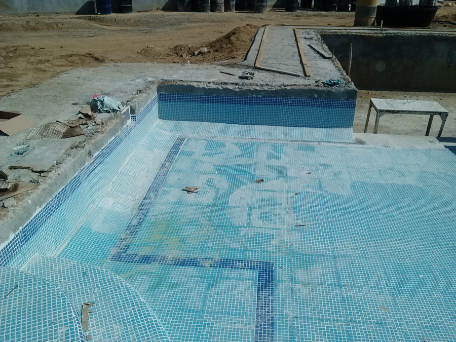 Construcción de alberca y área de asoleaderos