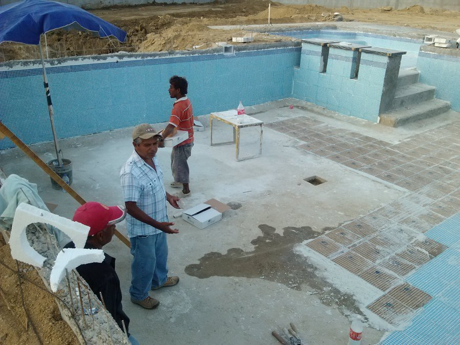 Construcción de alberca y área de asoleaderos