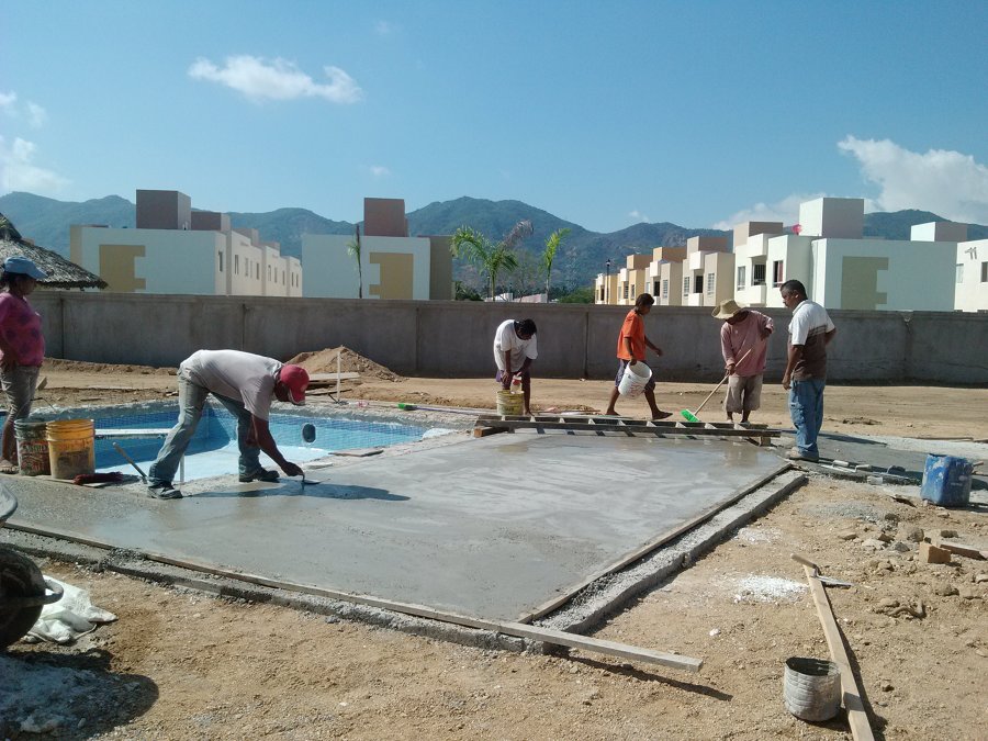 Construcción de alberca y área de asoleaderos
